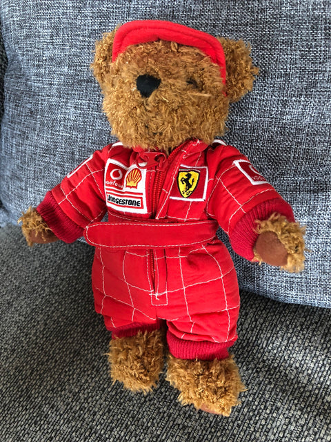 دب تيدي الرسمي لفريق فيراري للفورمولا 1 مرتديًا بذلة بريدجستون