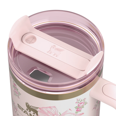 مُطفئ عطلات ستانلي × لوف شاك فانسي | 40 أونصة وردي جميل