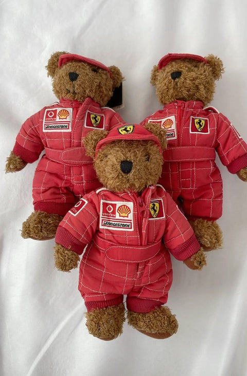 دب تيدي الرسمي لفريق فيراري للفورمولا 1 مرتديًا بذلة بريدجستون