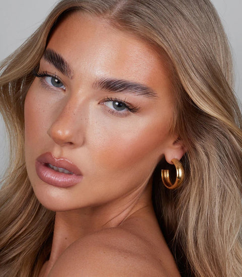 CREAM BRONZER
Buildable cream based bronzer.