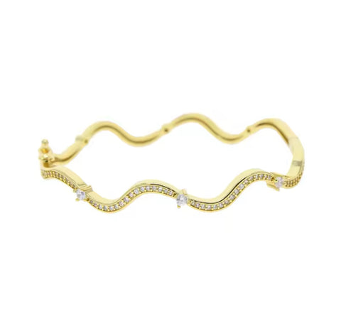 سوار موجة الماء