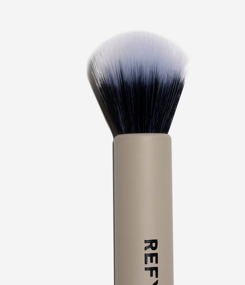 فرشاة مزدوجة 
فرشاة وجه ذات طرفين لتطبيق خالٍ من الخطوط.