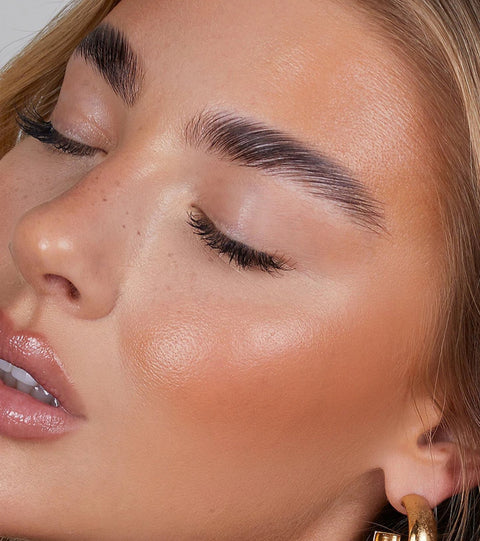 CREAM BRONZER
Buildable cream based bronzer.