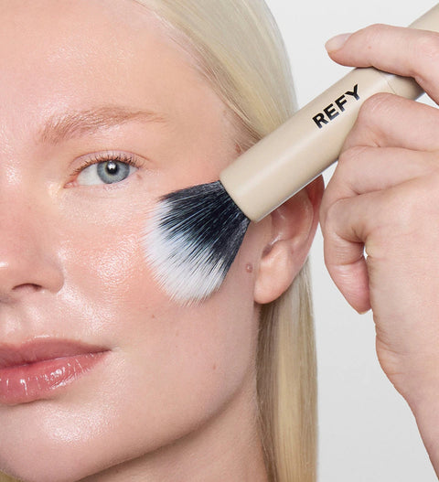 DUO BRUSH
Double-ended face brush for streak free application.