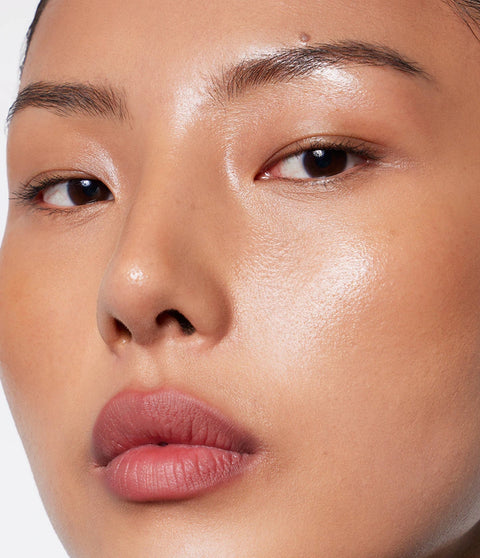 BLUR LINER
Lip liner that effortlessly creates the appearance of fuller lips.