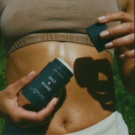 مزيل عرق برائحة الورد الأسود والعود